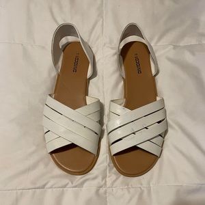 Women’s DIVIDED White Flat Sandal Size 9.5